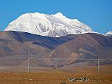 11 Gang Benchen From Tong La The large mountain to the north west of Shishapangma is Gang Benchen with heights variously given as 7281m, 7295m or 7299m. Gang Benchen was first climbed by an Academic Alpine Club of Kyoto Expedition led by Yoshio Kondo with Riyuko Morimoto, Kozo Matsubayashi, Kazunari Ushida, Shim Koshima, Takao Morito, Goro Hitomi, Kiyoshi Nakagawa and Hiroshi Kondo reaching the summit on April 21, 1982 and Shoichiro Ueo, Takashi Nishiyama and Rikuyo Morimoto reaching the summit the following day.